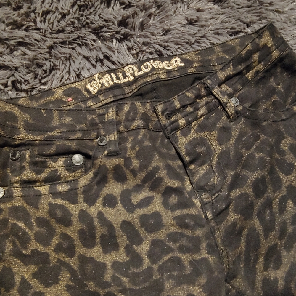 Junior's Wallflower pants gold and black leopard print - Picture 3 of 5